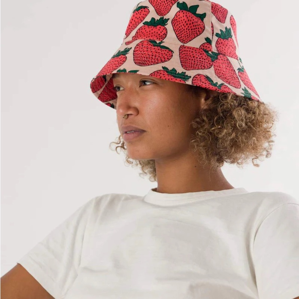 BAGGU Strawberry Bucket Hat